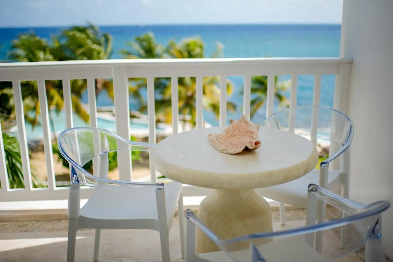 Whispering Seas Oceanfront Suite أوشو ريوس